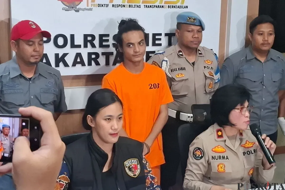 Vadel Badjideh, 20 tahun, dalam konferensi pers penetapan tersangka dugaan kasus asusila anak di bawah umur di Polres Jakarta Selatan, Jumat, 14 Februari 2025. (Sumber: Poskota/Ali Mansur)