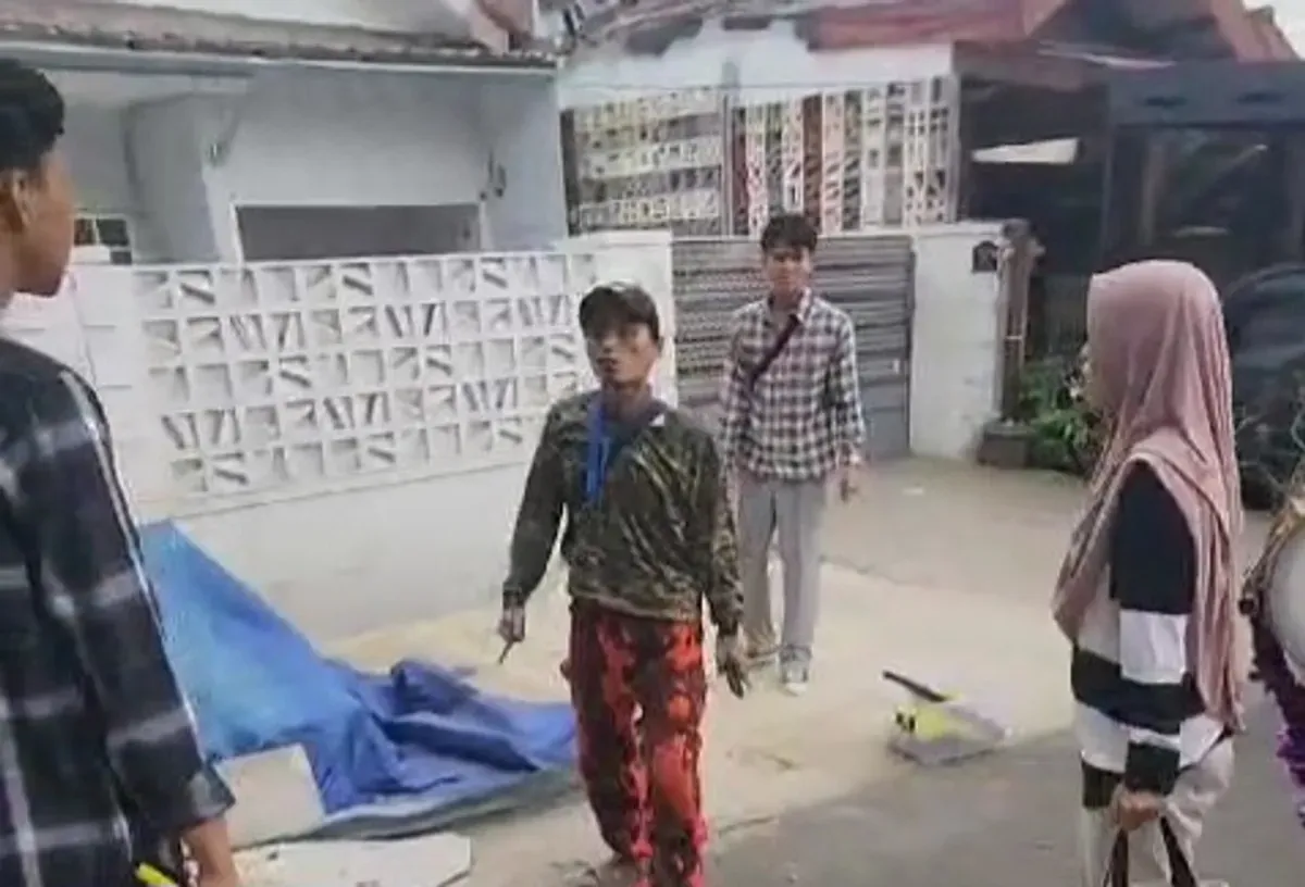 Tangkapan layar video viral bang jago berseragam ormas mengamuk dan todongkan senjata tajam ke guru TK. (Sumber: Poskota/Veronica Prasetio)