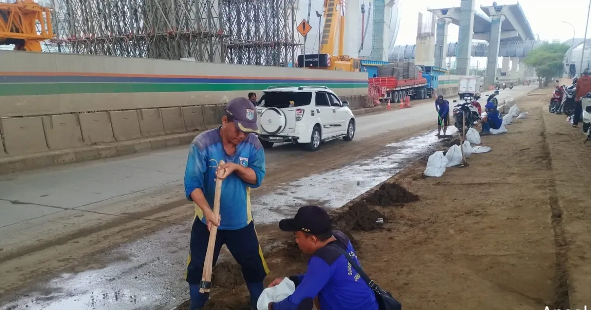 Sejumlah pekerja terlibat dalam pembersihan ruas jalan RE Martadinata, Jakut, dari debu imbas adanya proyek. (Sumber: Dok. Sudin LH Jakut)
