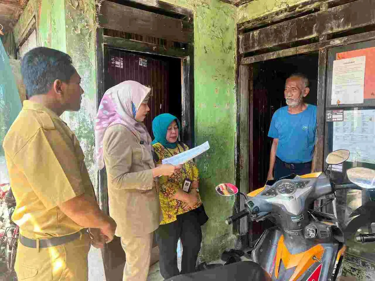 Dinsos Jakarta saat melakukan pendataan terhadap keluarga pahlawan. (Sumber: Kominfotik)