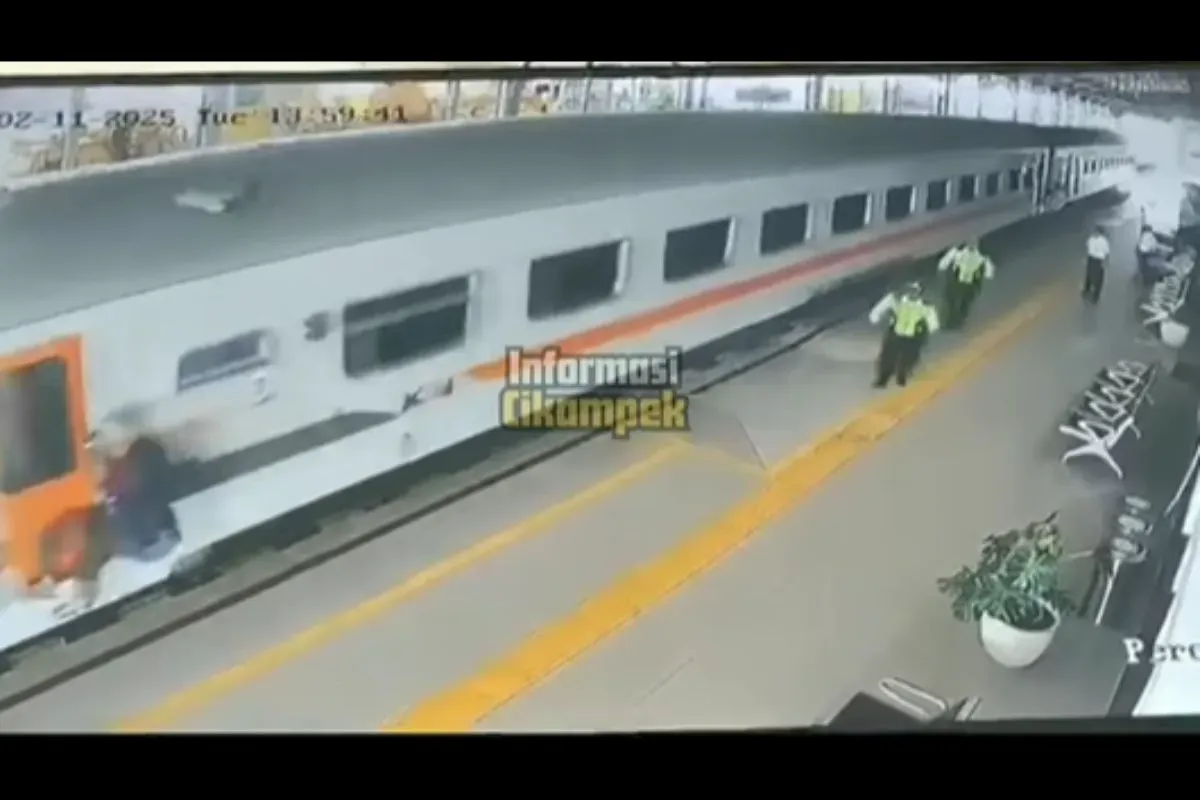 Potret saat petugas Stasiun Cikampek berusaha mencegah aksi penumpang yang bergelantungan di KA Walahar. (Sumber: Instagram/@informasicikampek)