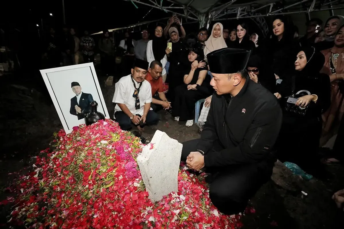 Kerabat saat menghadiri pemakaman Bendum Demokrat, Renville Antonio di komplek Tempat Pemakaman Umum (TPU) Keputih, Surabaya, Jumat, 14 Februari 2025. (Sumber: Instagram/@agusyudhoyono)