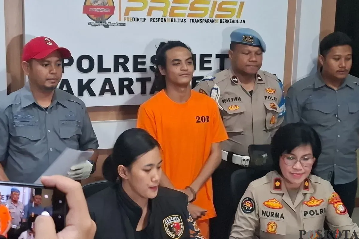 Vadel Badjideh, 20 tahun, tampak tersenyum dalam konferensi pers penetapan tersangka dugaan kasus asusila di Polres Jakarta Selatan, Jumat, 14 Februari 2025. (Sumber: Poskota/Ali Mansur)