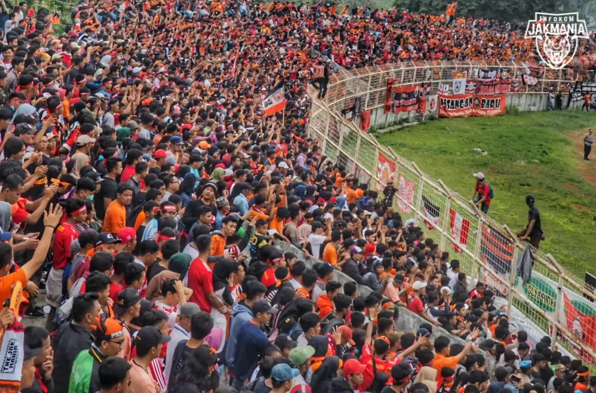 Sejumlah penonton yang diduga bobotoh diamankan petugas keamanan saat hendak nonton laga Persija vs Persib. (Sumber: X/ InfokomJakmania)