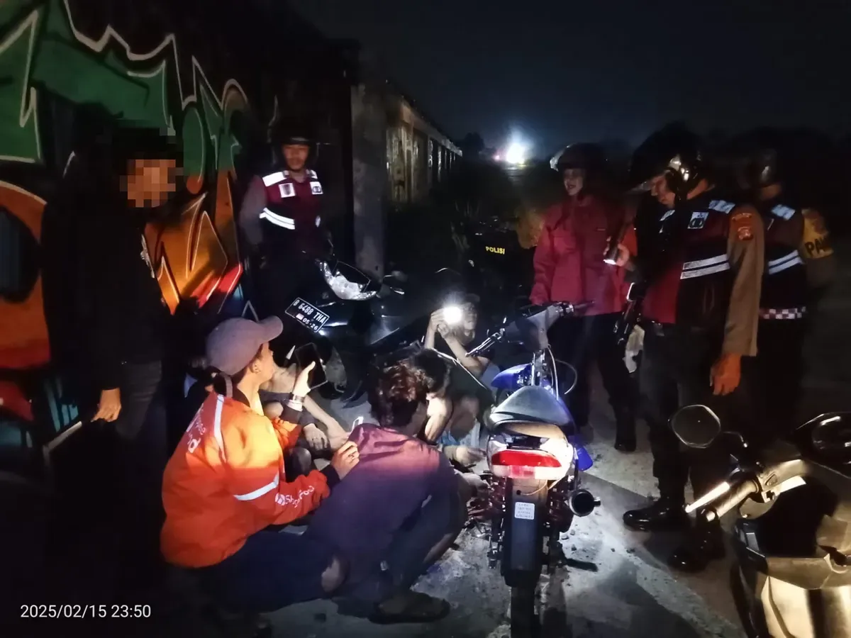 Polisi membubarkan gerombolan remaja di Jalan Raya Bogor-Kemang (Bomang), Kalisuren, Tajurhalang, Kabupaten Bogor, Minggu, 15 Februari 2025, dini hari. (Sumber: Dok. Polsek Tajurhalang)