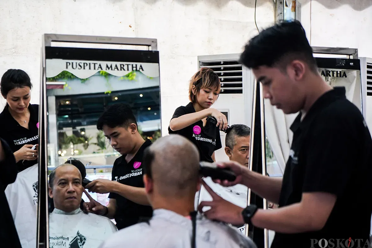 Relawan mencukur rambutnya sampai habis tak bersisa saat mengikuti acara Berani Gundul Lawan Kanker Pada Anak 2025 di Mal Gandaria City, Sabtu, 15 Februari 2025. (Sumber: Poskota/Bilal Nugraha Ginanjar)