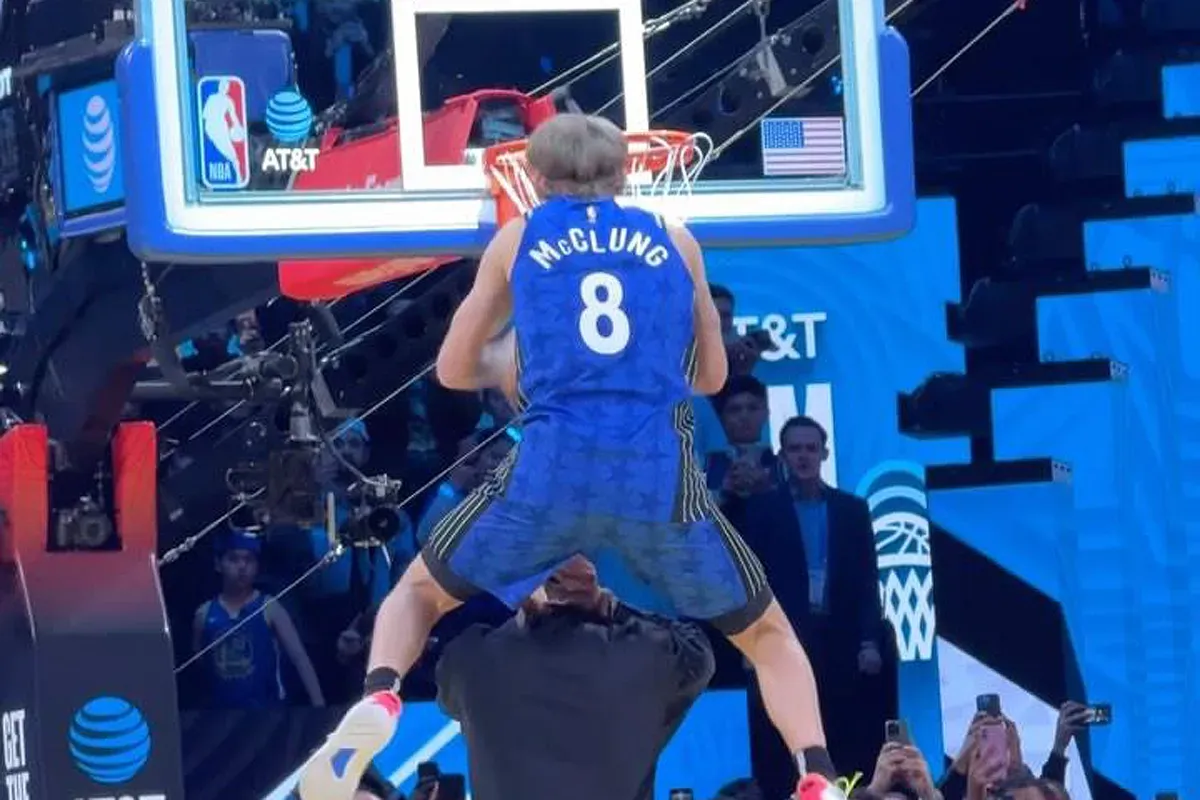 Momen saat Mac McClung melakukan dunk dalam NBA Slam Dunk Contest 2025. (Sumber: Instagram @nbaallstar)