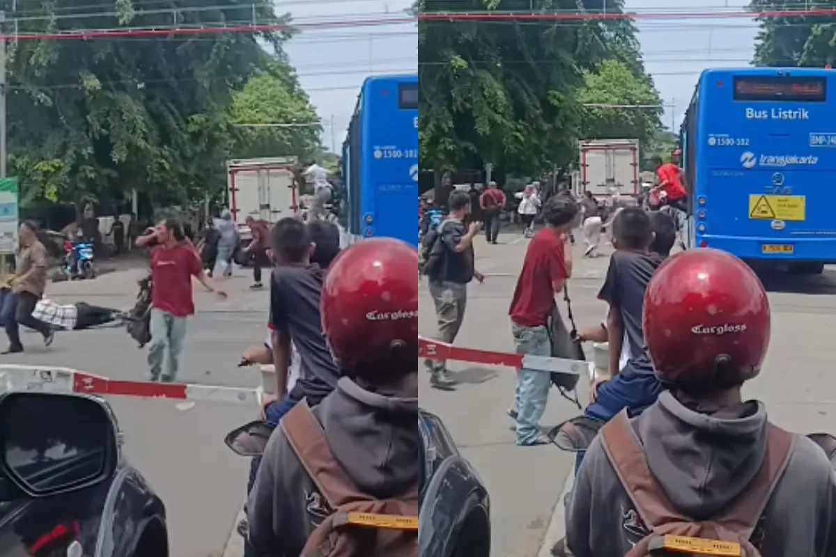 Situasi panik penumpang Transjakarta berhamburan keluar saat bus terjebak di tengah perlintasan kereta. (Sumber: Tangkap Layar Instagram/@bangsalkopi)