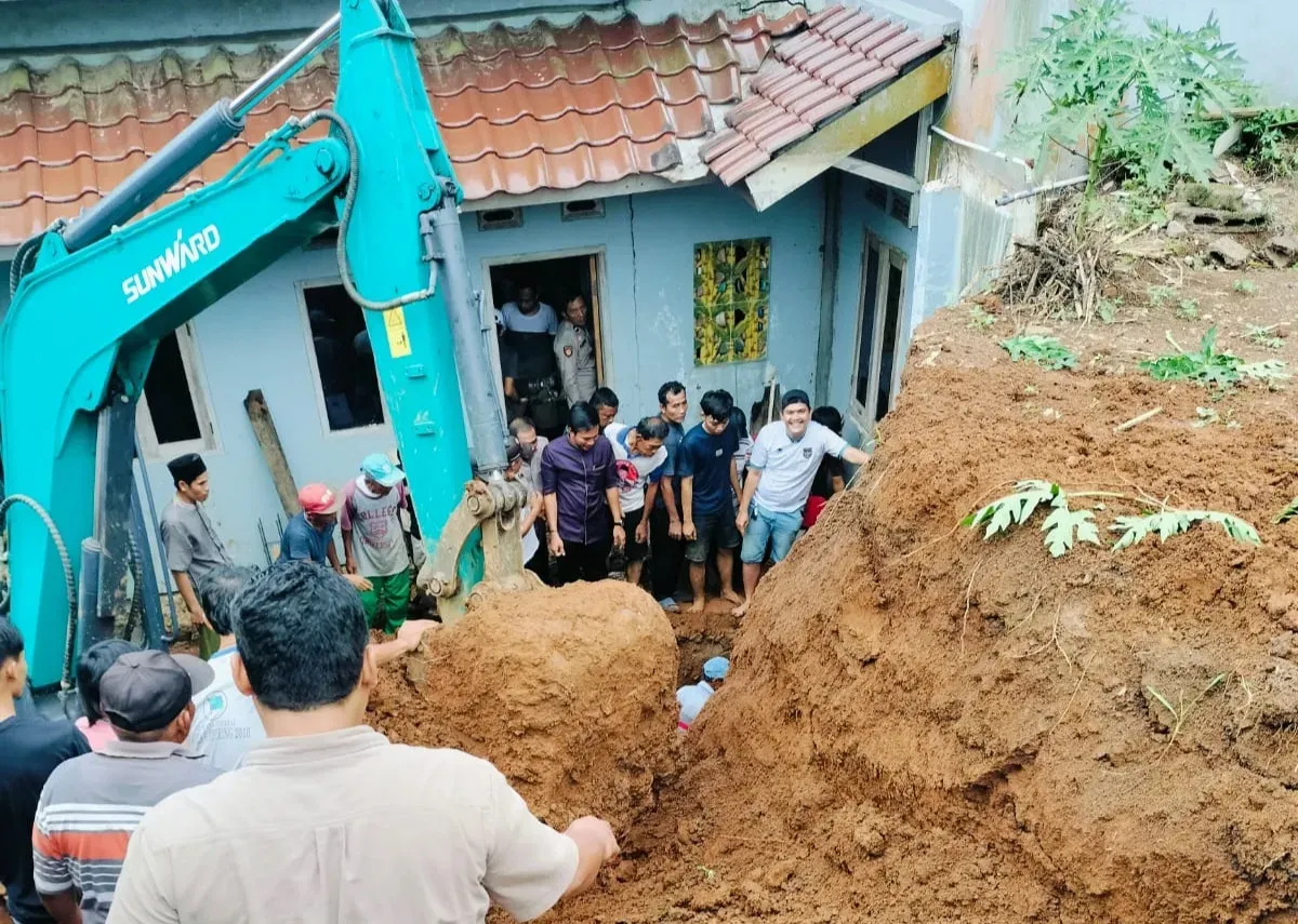 Proses evakuasi dua korban tertimbun tanah di Kampung Kadubelang, Desa Sodong, Kecamatan Saketi, Kabupaten Pandeglang. (Sumber: Dok. Kampung Siaga Bencana Saketi)