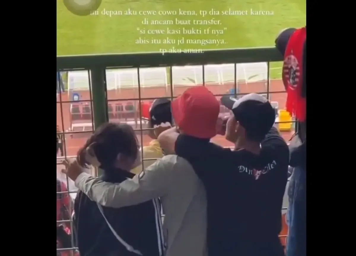 Viral sepasang kekasih yang tengah menonton sepak bola antara Persib dan Persija dipalak bahkan diancam dianiaya oleh penonton lainnya. (Sumber: Capture video @jhonsitorus)