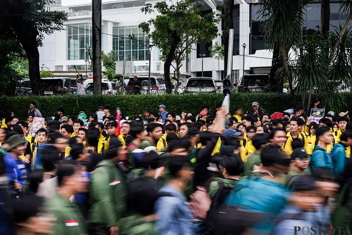 Mahasiswa dari berbagai kampus yang tergabung dalam Badan Eksekutif Mahasiswa Seluruh Indonesia (BEM-SI) menggelar aksi unjuk rasa serentak di sekitar Patung Arjuna Wijaya, Jakarta, Senin, 17 Februari 2025. (Sumber: Poskota/Bilal Nugraha Ginanjar)