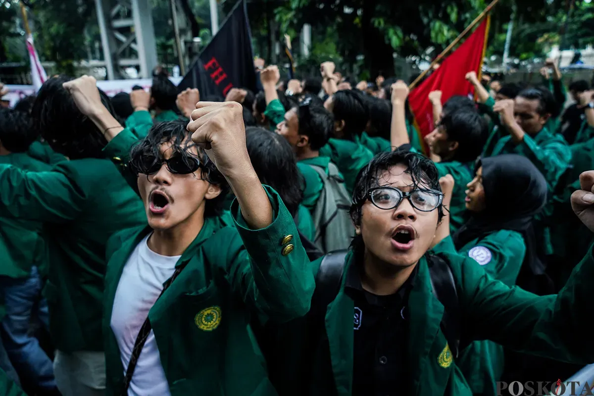 Mahasiswa dari berbagai kampus yang tergabung dalam Badan Eksekutif Mahasiswa Seluruh Indonesia (BEM-SI) menggelar aksi unjuk rasa serentak di sekitar Patung Arjuna Wijaya, Jakarta, Senin, 17 Februari 2025. (Sumber: Poskota/Bilal Nugraha Ginanjar)