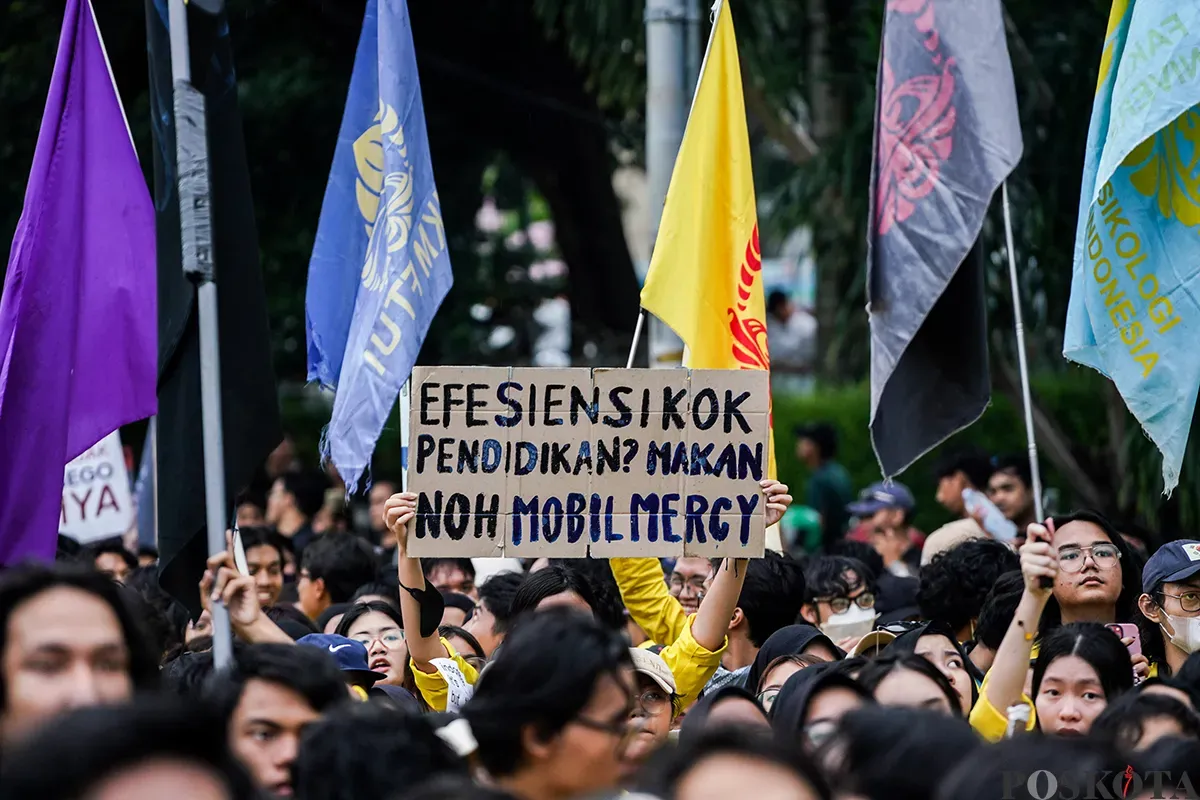 Mahasiswa dari berbagai kampus yang tergabung dalam Badan Eksekutif Mahasiswa Seluruh Indonesia (BEM-SI) menggelar aksi unjuk rasa serentak di sekitar Patung Arjuna Wijaya, Jakarta, Senin, 17 Februari 2025. (Sumber: Poskota/Bilal Nugraha Ginanjar)