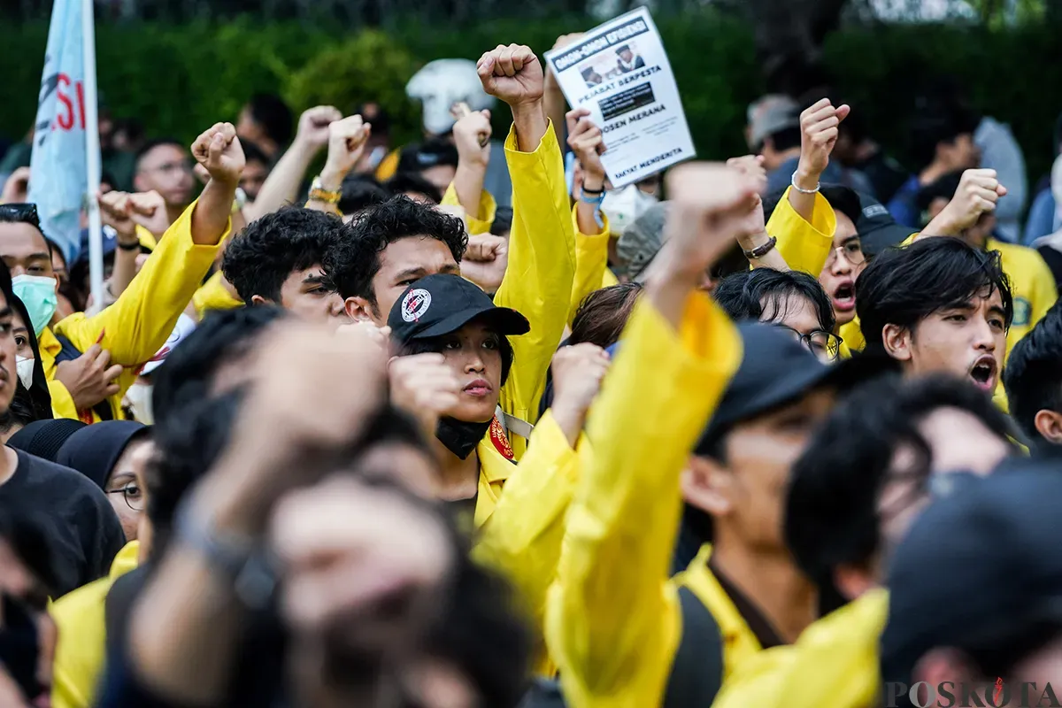 Mahasiswa dari berbagai kampus yang tergabung dalam Badan Eksekutif Mahasiswa Seluruh Indonesia (BEM-SI) menggelar aksi unjuk rasa serentak di sekitar Patung Arjuna Wijaya, Jakarta, Senin, 17 Februari 2025. (Sumber: Poskota/Bilal Nugraha Ginanjar)