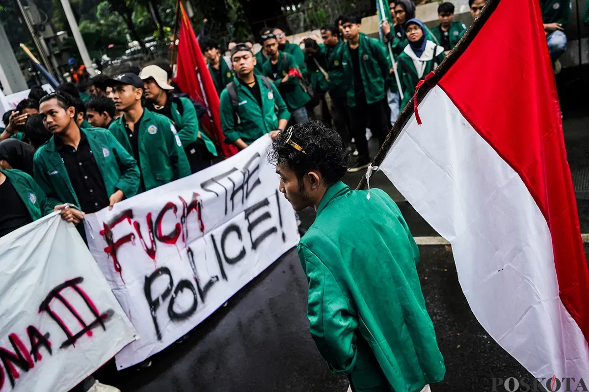 Mahasiswa dari berbagai kampus yang tergabung dalam Badan Eksekutif Mahasiswa Seluruh Indonesia (BEM-SI) menggelar aksi unjuk rasa serentak di sekitar Patung Arjuna Wijaya, Jakarta, Senin, 17 Februari 2025. (Sumber: Poskota/Bilal Nugraha Ginanjar)