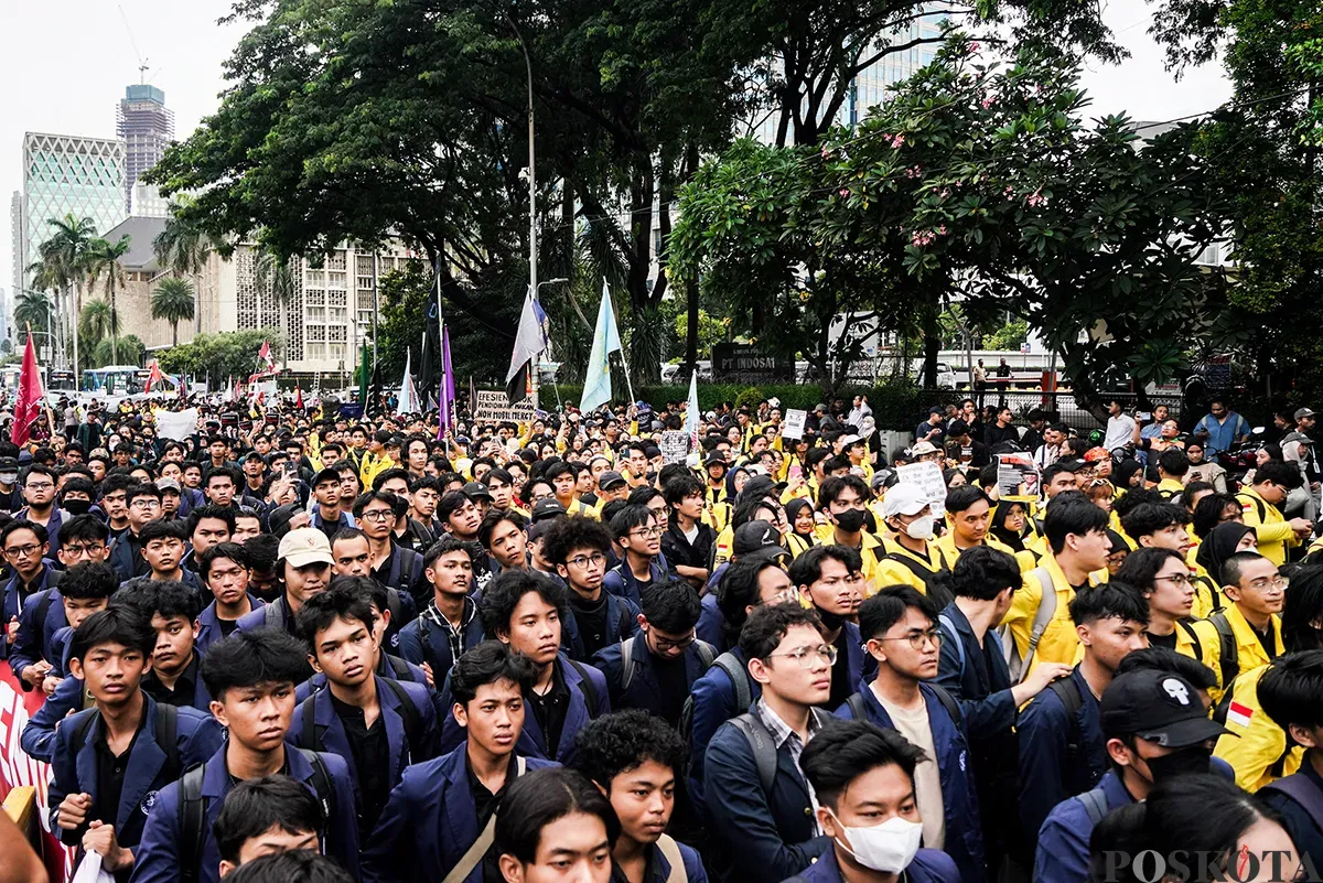 Mahasiswa dari berbagai kampus yang tergabung dalam Badan Eksekutif Mahasiswa Seluruh Indonesia (BEM-SI) menggelar aksi unjuk rasa serentak di sekitar Patung Arjuna Wijaya, Jakarta, Senin, 17 Februari 2025. (Sumber: Poskota/Bilal Nugraha Ginanjar)