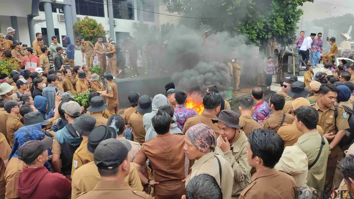 Ratusan perangkat desa se Kabupaten Pandeglang saat melakukan aksi demo di depan Kantor BPKD Pandeglang. (Sumber: Poskota/Samsul Fatoni)