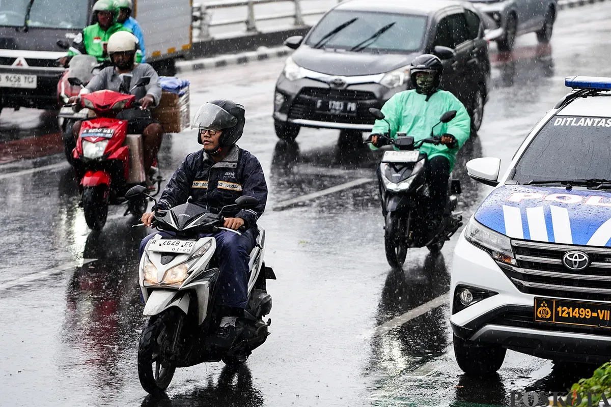 Sejumlah pengendara dan pejalan kaki saat melintasi Jalan Gatot Subroto, Jakarta Selatan, Senin, 17 Januari 2025. (Sumber: Poskota/Bilal Nugraha Ginanjar)