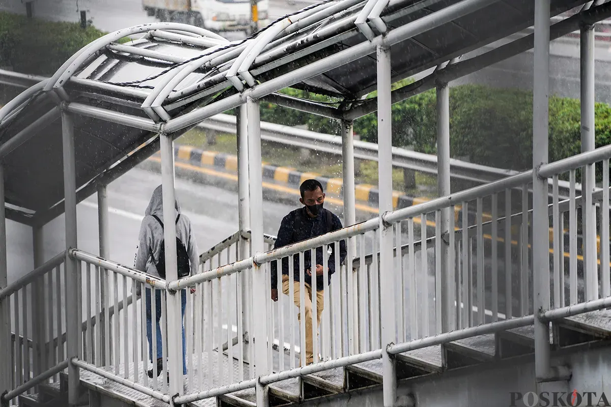 Sejumlah pengendara dan pejalan kaki saat melintasi Jalan Gatot Subroto, Jakarta Selatan, Senin, 17 Januari 2025. (Sumber: Poskota/Bilal Nugraha Ginanjar)