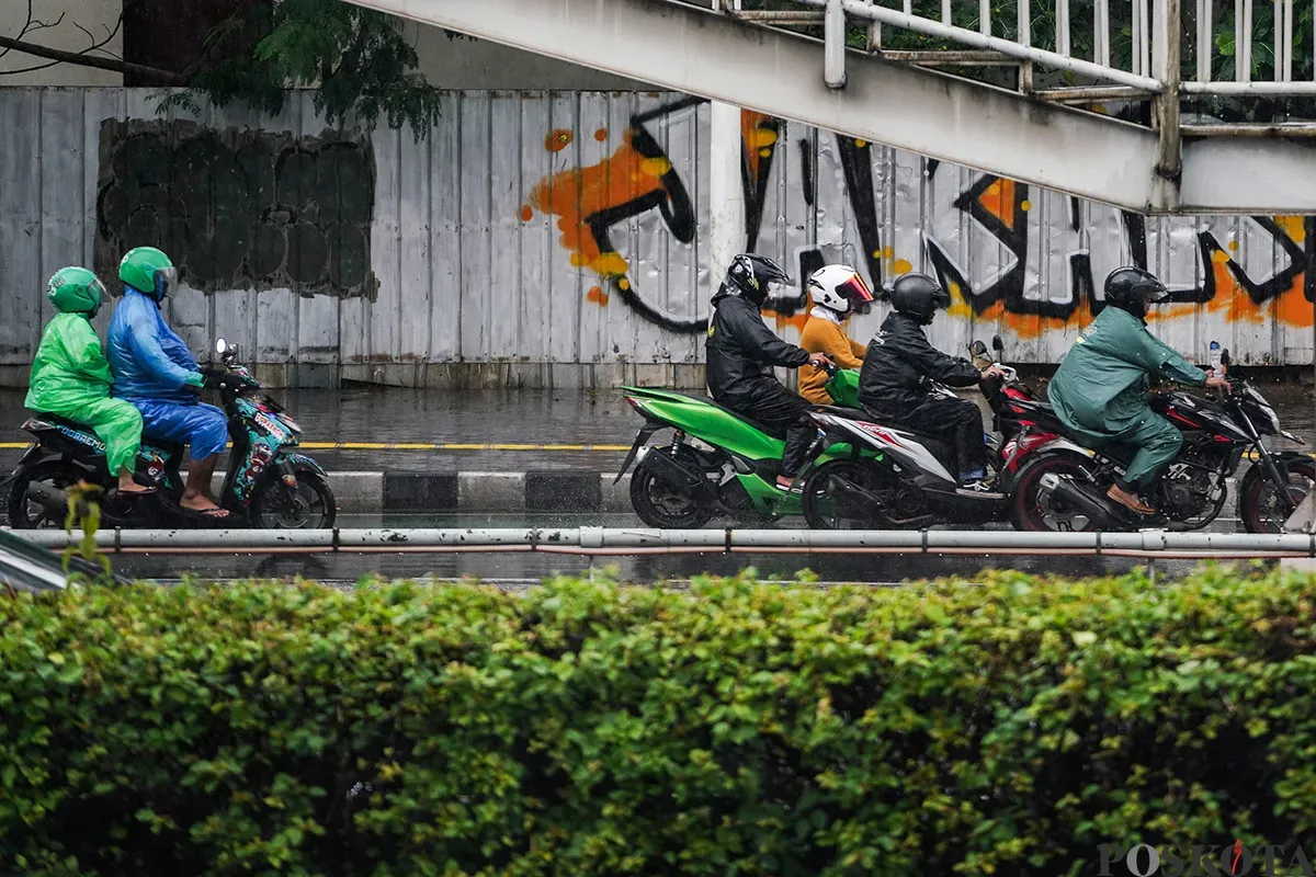 Sejumlah pengendara dan pejalan kaki saat melintasi Jalan Gatot Subroto, Jakarta Selatan, Senin, 17 Januari 2025. (Sumber: Poskota/Bilal Nugraha Ginanjar)