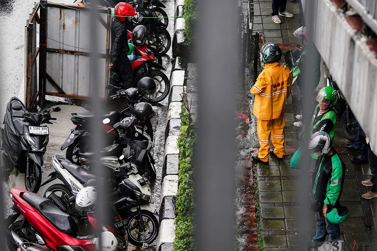 Sejumlah pengendara dan pejalan kaki saat melintasi Jalan Gatot Subroto, Jakarta Selatan, Senin, 17 Januari 2025. (Sumber: Poskota/Bilal Nugraha Ginanjar)