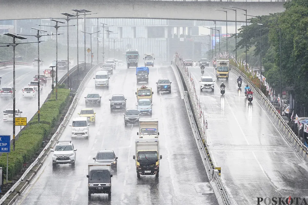 Sejumlah pengendara dan pejalan kaki saat melintasi Jalan Gatot Subroto, Jakarta Selatan, Senin, 17 Januari 2025. (Sumber: Poskota/Bilal Nugraha Ginanjar)