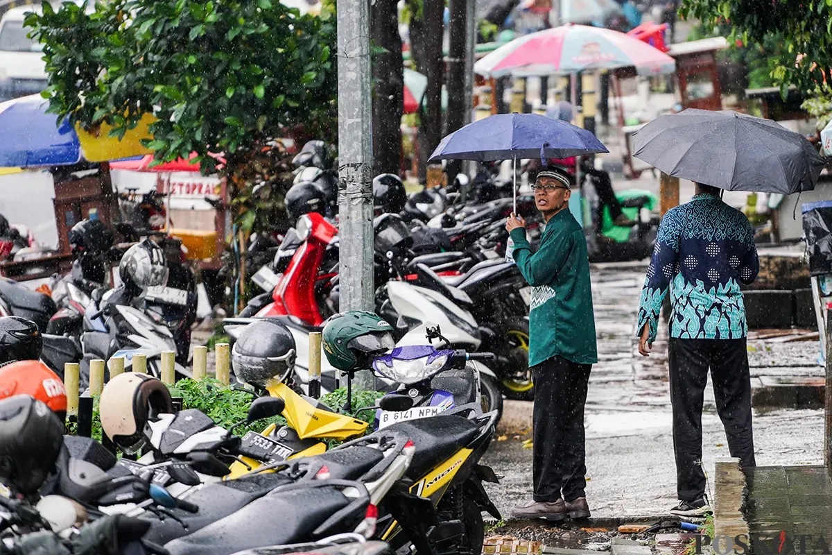 Sejumlah pengendara dan pejalan kaki saat melintasi Jalan Gatot Subroto, Jakarta Selatan, Senin, 17 Januari 2025. (Sumber: Poskota/Bilal Nugraha Ginanjar)