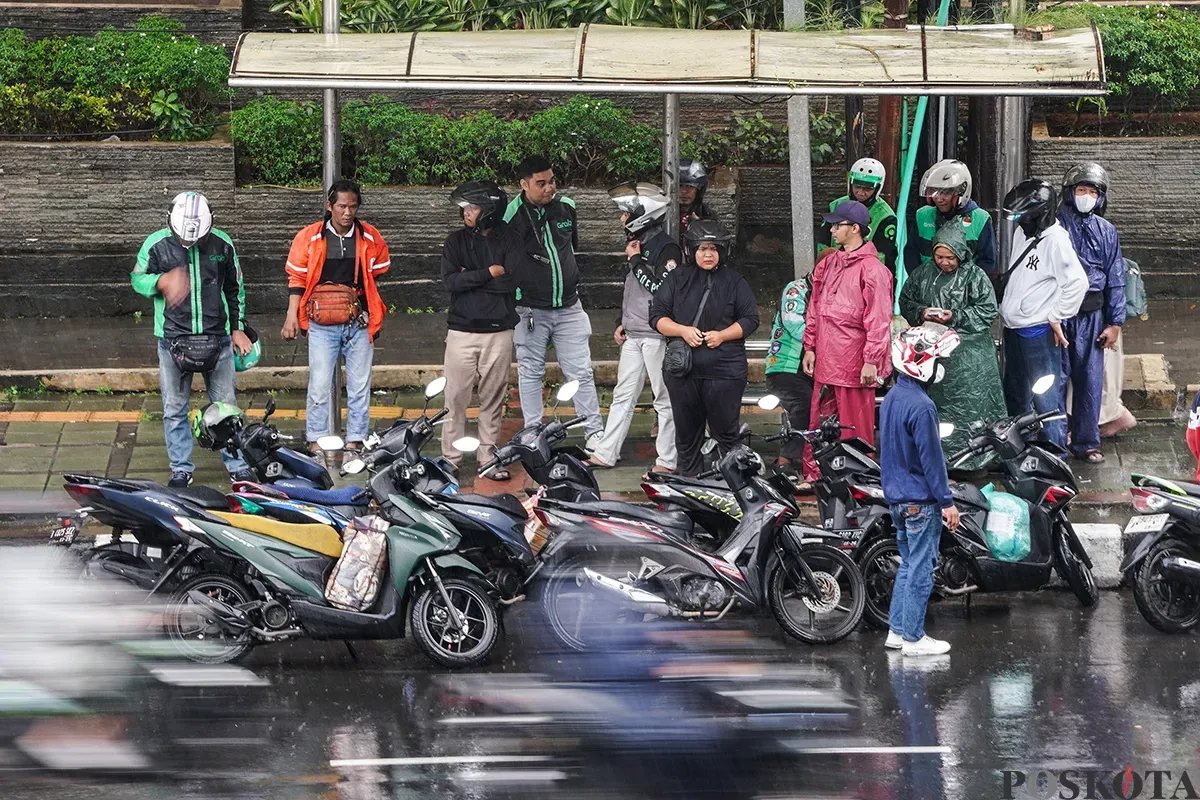 Sejumlah pengendara dan pejalan kaki saat melintasi Jalan Gatot Subroto, Jakarta Selatan, Senin, 17 Januari 2025. (Sumber: Poskota/Bilal Nugraha Ginanjar)