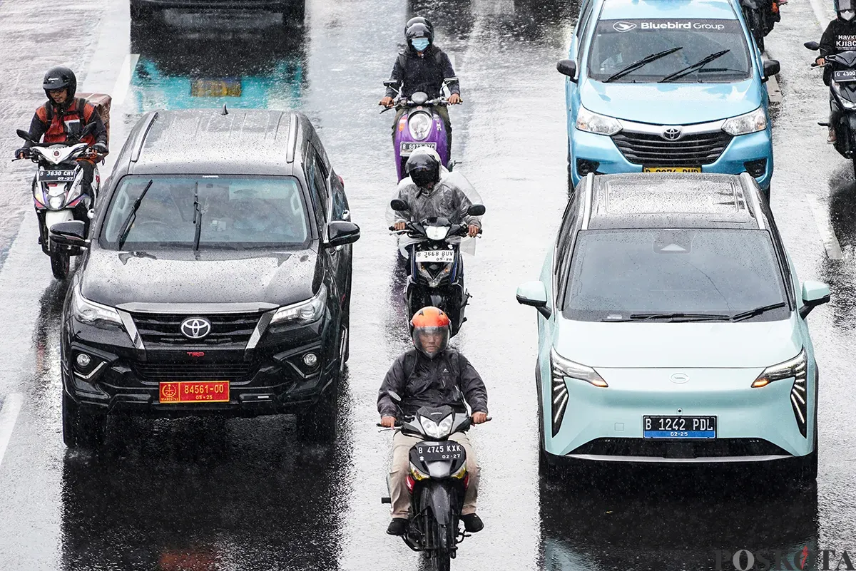 Sejumlah pengendara dan pejalan kaki saat melintasi Jalan Gatot Subroto, Jakarta Selatan, Senin, 17 Januari 2025. (Sumber: Poskota/Bilal Nugraha Ginanjar)