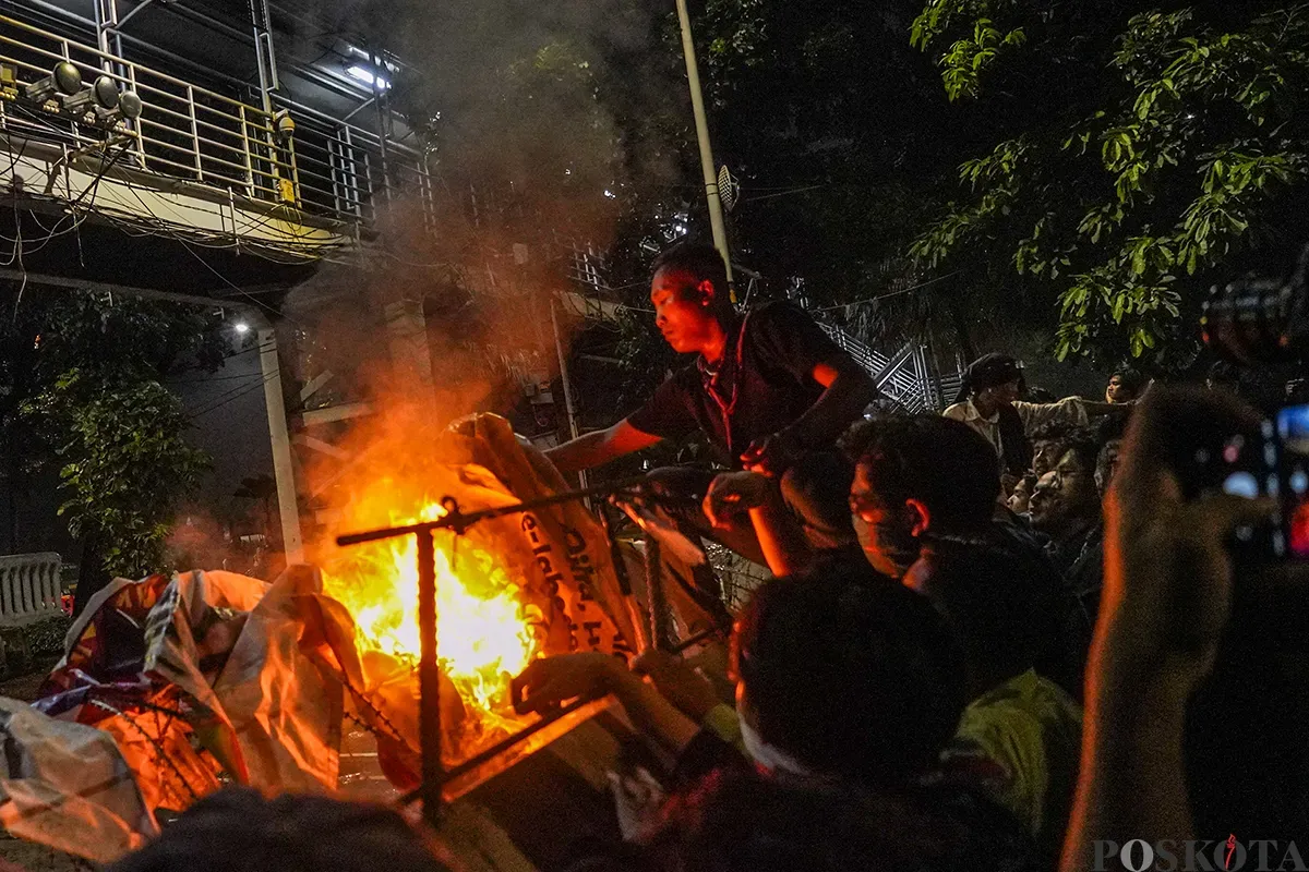 Mahasiswa yang tergabung dalam Badan Eksekutif Mahasiswa Seluruh Indonesia (BEM-SI) membakar spanduk dan ban bekas saat melakukan aksi unjuk rasa di sekitar Patung Arjuna Wijaya, Jakarta, Senin, 17 Februari 2025. (Sumber: Poskota/Bilal Nugraha Ginanjar)