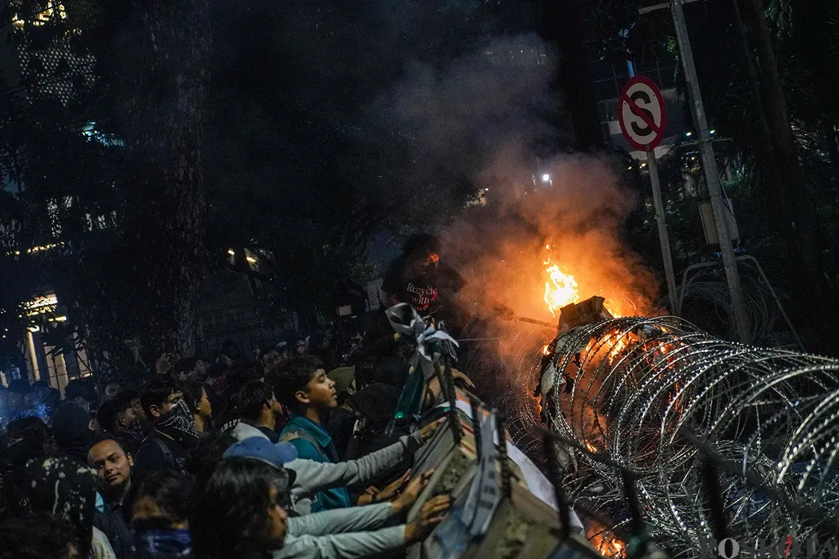 Massa yang tergabung dalam Badan Eksekutif Mahasiswa Seluruh Indonesia (BEM-SI) membakar spanduk dan ban bekas saat melakukan aksi unjuk rasa di sekitar Patung Arjuna Wijaya, Jakarta, Senin, 17 Februari 2025. (Sumber: Poskota/Bilal Nugraha Ginanjar)