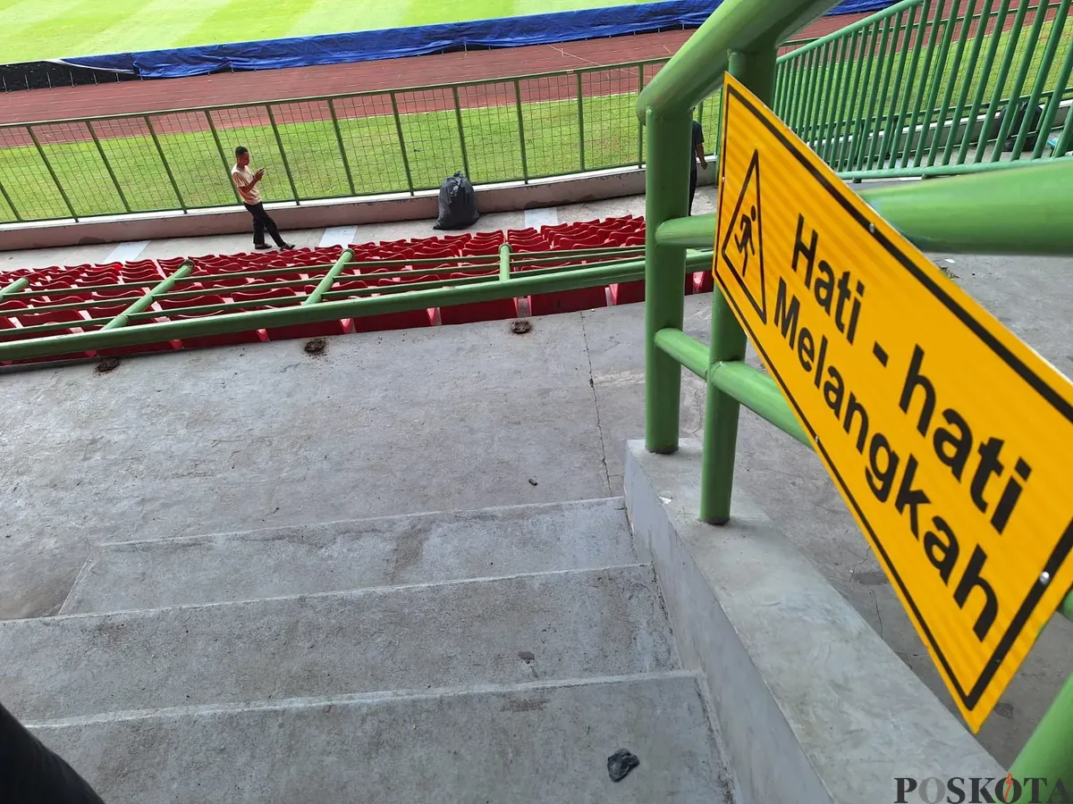 Salah satu pagar tribun di Stadion Patriot Chandrabaga, Kota Bekasi, mengalami kerusakan, Senin, 17 Februari 2025. (Sumber: Poskota/Ihsan Fahmi)