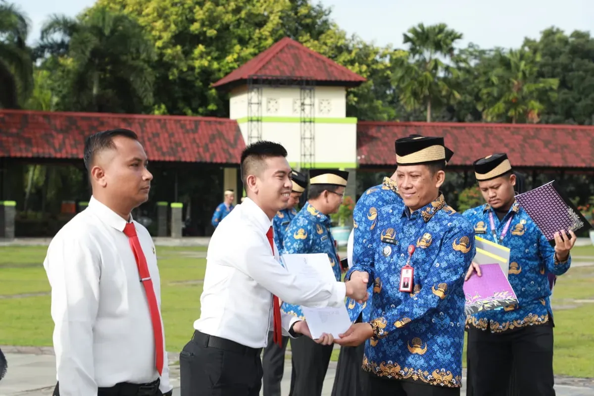 Pj Bupati Tangerang, Andi Ony, memberikan penghargaan kepada Kanit Krimsus Satreskrim Polresta Tangerang, Iptu Prasetya Bima Praelja. (Sumber: Dok. Pemkab Tangerang)