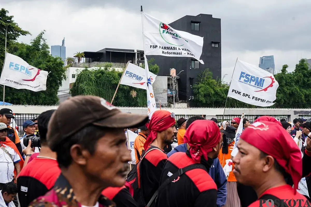 Ratusan buruh yang tergabung dari berbagai serikat pekerja melakukan kasi damai dengan menampilkan teatrikal pencak silat di depan kompleks Parlemen, Senayan, Jakarta, Kamis, 6 Februari 2025. (Sumber: Poskota/Bilal Nugraha Ginanjar)