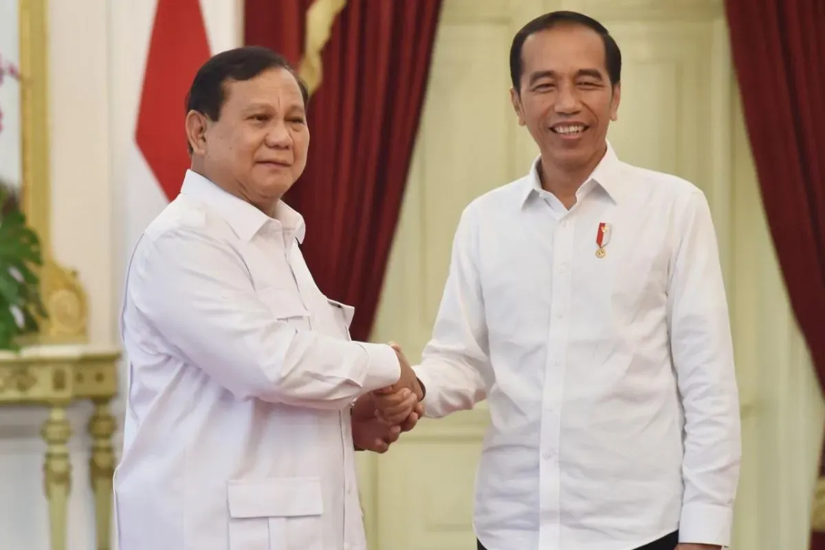 Prabowo Subianto memberikan penghormatan khusus kepada Presiden Joko Widodo Pada perayaan puncak Hari Ulang Tahun (HUT) ke-17 Partai Gerindra, Ketua Umum Partai Gerindra, Sabtu, 15 Februari 2025. (Sumber: Sekretariat Negara)