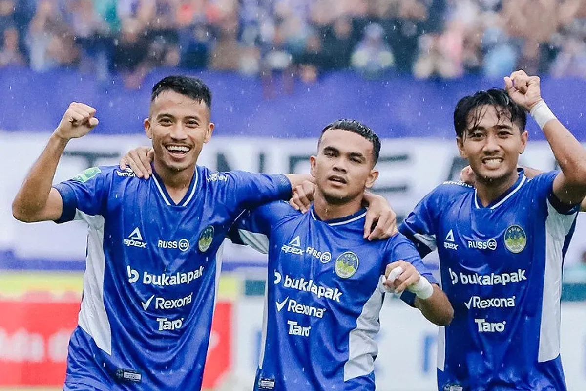 Roken Tampubolon (tengah) mencetak gol penentu kemenangan PSIM atas PSPS yang membawa Laskar Mataram promosi ke Liga 1. (Sumber: Instagram @psimjogja_official)