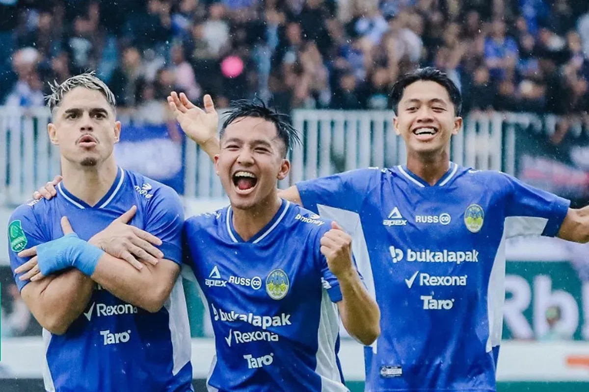 Selebrasi para pemain PSIM Yogyakarta setelah Rafinha mencetak gol lewat penalti ke gawang PSPS Pekanbaru di matchday terakhir babak 8 besar Grup X Liga 2. (Sumber: Instagram @psimjogja_official)