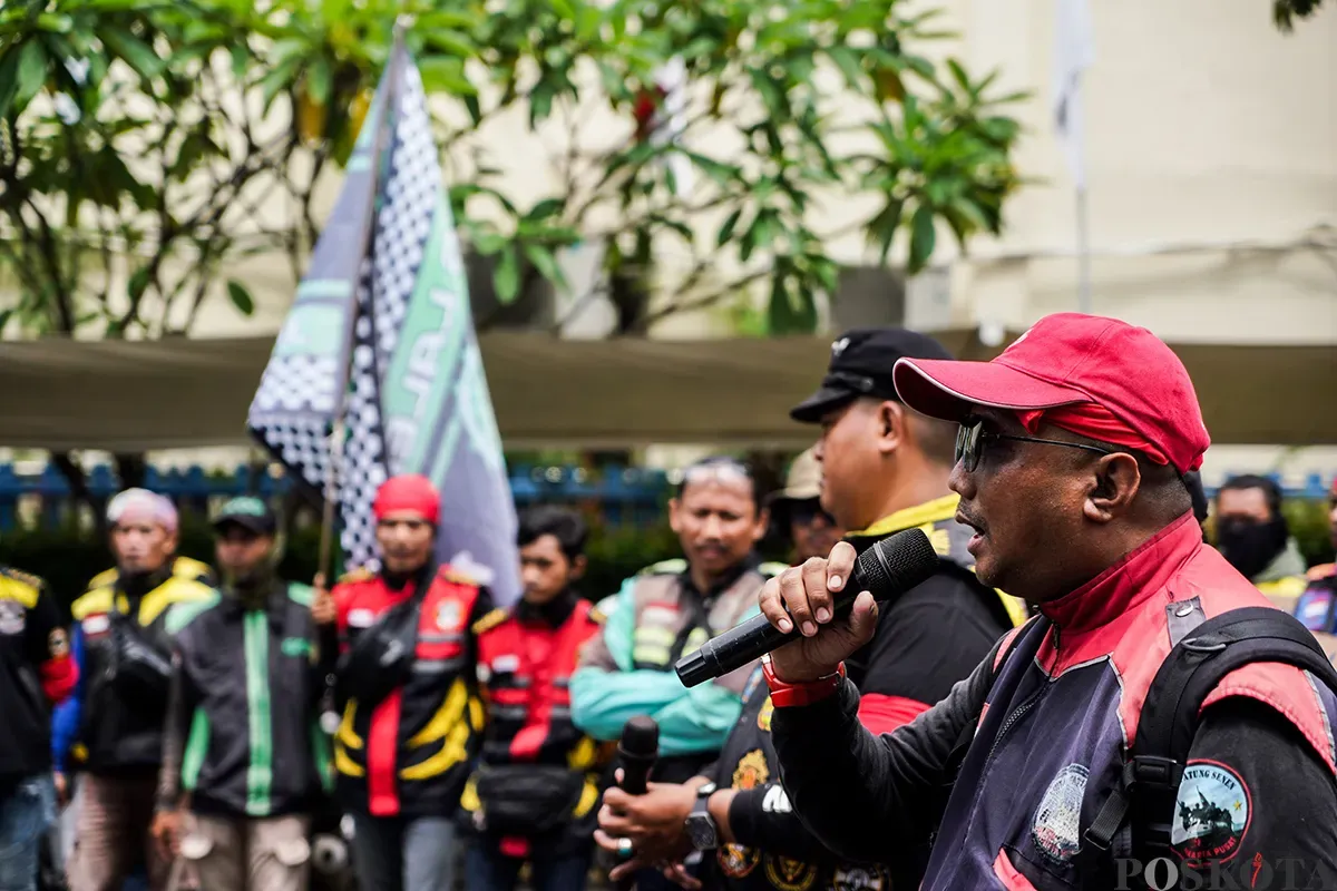 Sejumlah pengemudi ojek online (Ojol) yang tergabung dalam Serikat Pekerja Angkutan Indonesia (SPAI) menggelar aksi damai di depan Kantor Kementerian Ketenagakerjaan (Kemnaker), Jalam Gatot Subroto, Jakarta, Senin, 17 Januari 2025. (Sumber: Poskota/Bilal Nugraha Ginanjar)