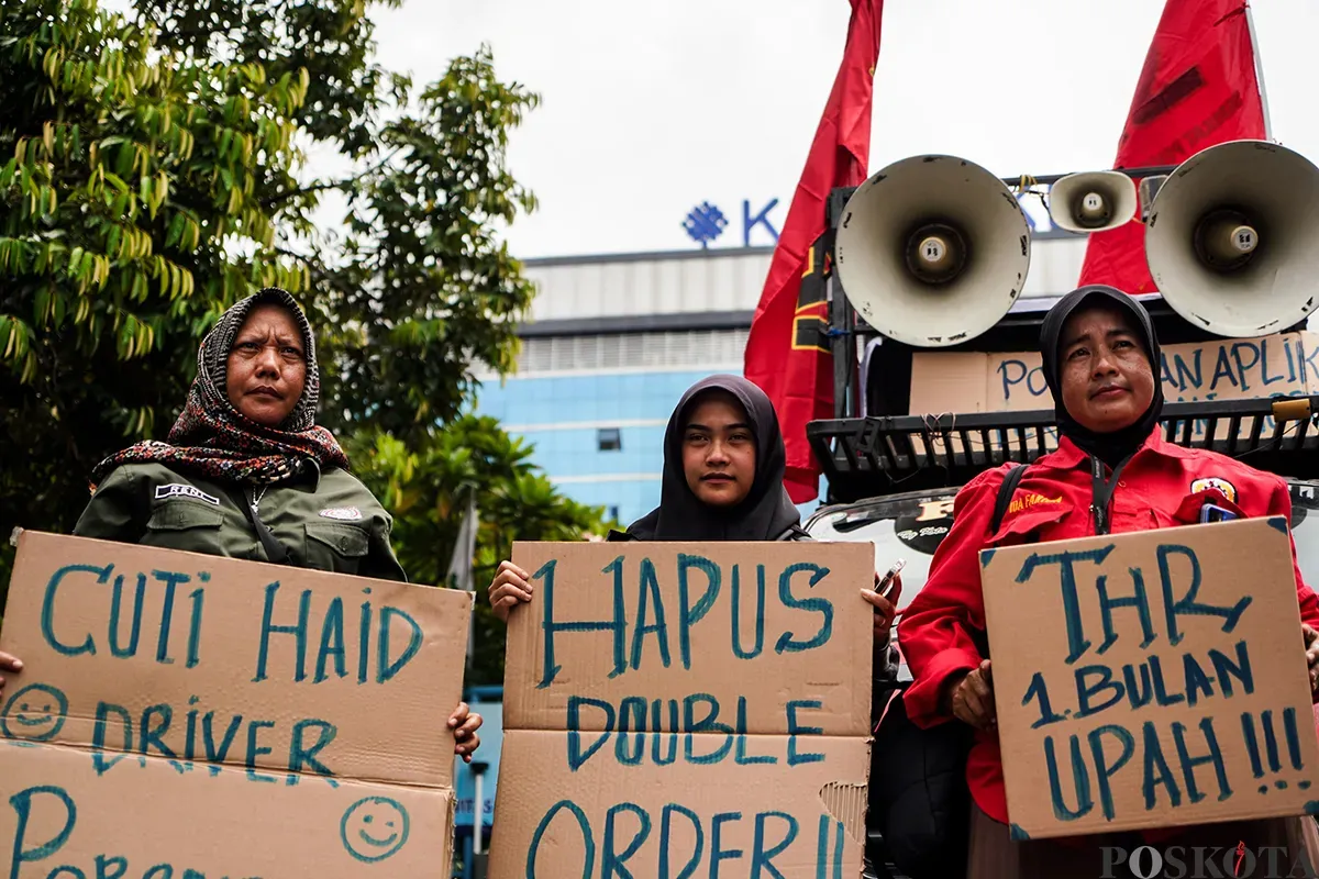 Sejumlah pengemudi ojek online (Ojol) yang tergabung dalam Serikat Pekerja Angkutan Indonesia (SPAI) menggelar aksi damai di depan Kantor Kementerian Ketenagakerjaan (Kemnaker), Jalam Gatot Subroto, Jakarta, Senin, 17 Januari 2025. (Sumber: Poskota/Bilal Nugraha Ginanjar)