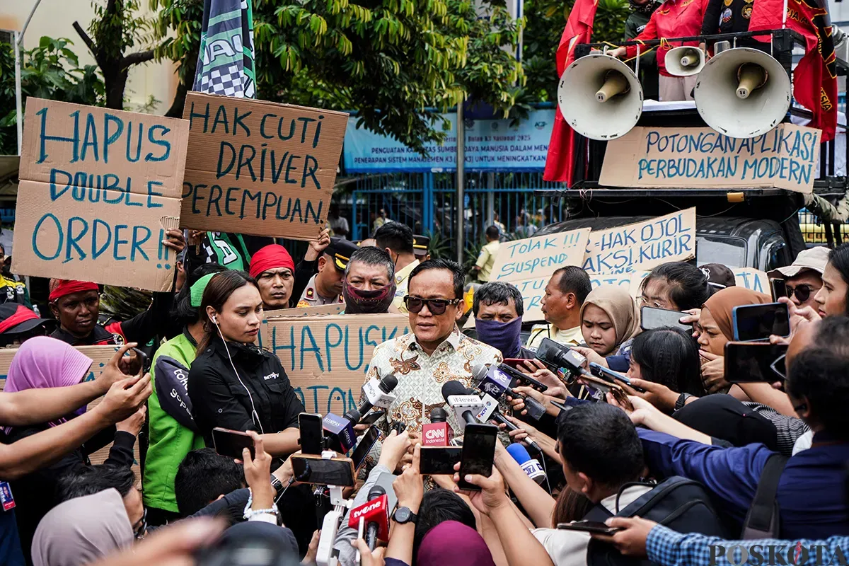 Sejumlah pengemudi ojek online (Ojol) yang tergabung dalam Serikat Pekerja Angkutan Indonesia (SPAI) menggelar aksi damai di depan Kantor Kementerian Ketenagakerjaan (Kemnaker), Jalam Gatot Subroto, Jakarta, Senin, 17 Januari 2025. (Sumber: Poskota/Bilal Nugraha Ginanjar)