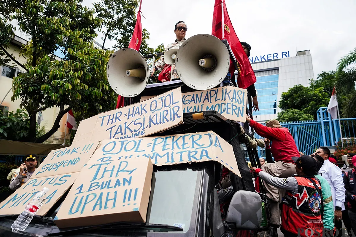 Sejumlah pengemudi ojek online (Ojol) yang tergabung dalam Serikat Pekerja Angkutan Indonesia (SPAI) menggelar aksi damai di depan Kantor Kementerian Ketenagakerjaan (Kemnaker), Jalam Gatot Subroto, Jakarta, Senin, 17 Januari 2025. (Sumber: Poskota/Bilal Nugraha Ginanjar)