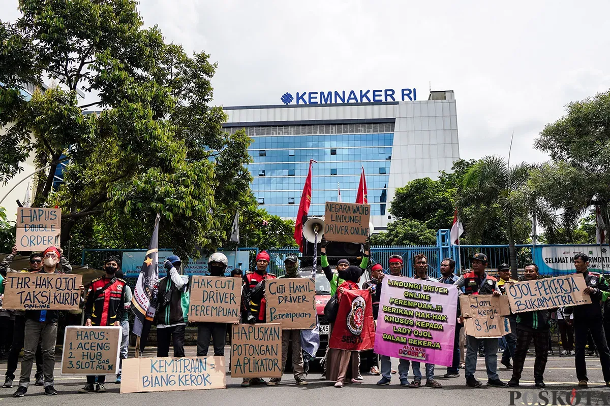 Sejumlah pengemudi ojek online (Ojol) yang tergabung dalam Serikat Pekerja Angkutan Indonesia (SPAI) menggelar aksi damai di depan Kantor Kementerian Ketenagakerjaan (Kemnaker), Jalam Gatot Subroto, Jakarta, Senin, 17 Januari 2025. (Sumber: Poskota/Bilal Nugraha Ginanjar)