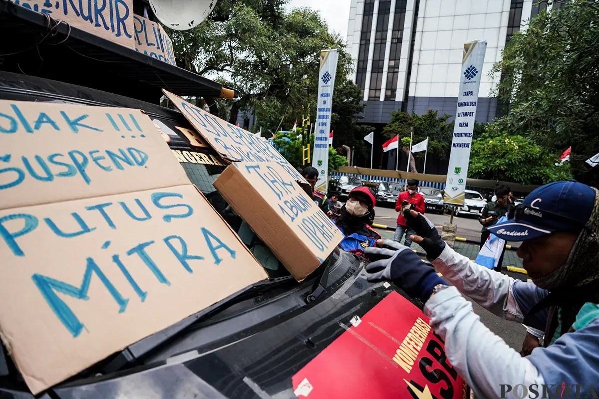 Sejumlah pengemudi ojek online (Ojol) yang tergabung dalam Serikat Pekerja Angkutan Indonesia (SPAI) menggelar aksi damai di depan Kantor Kementerian Ketenagakerjaan (Kemnaker), Jalam Gatot Subroto, Jakarta, Senin, 17 Januari 2025. (Sumber: Poskota/Bilal Nugraha Ginanjar)