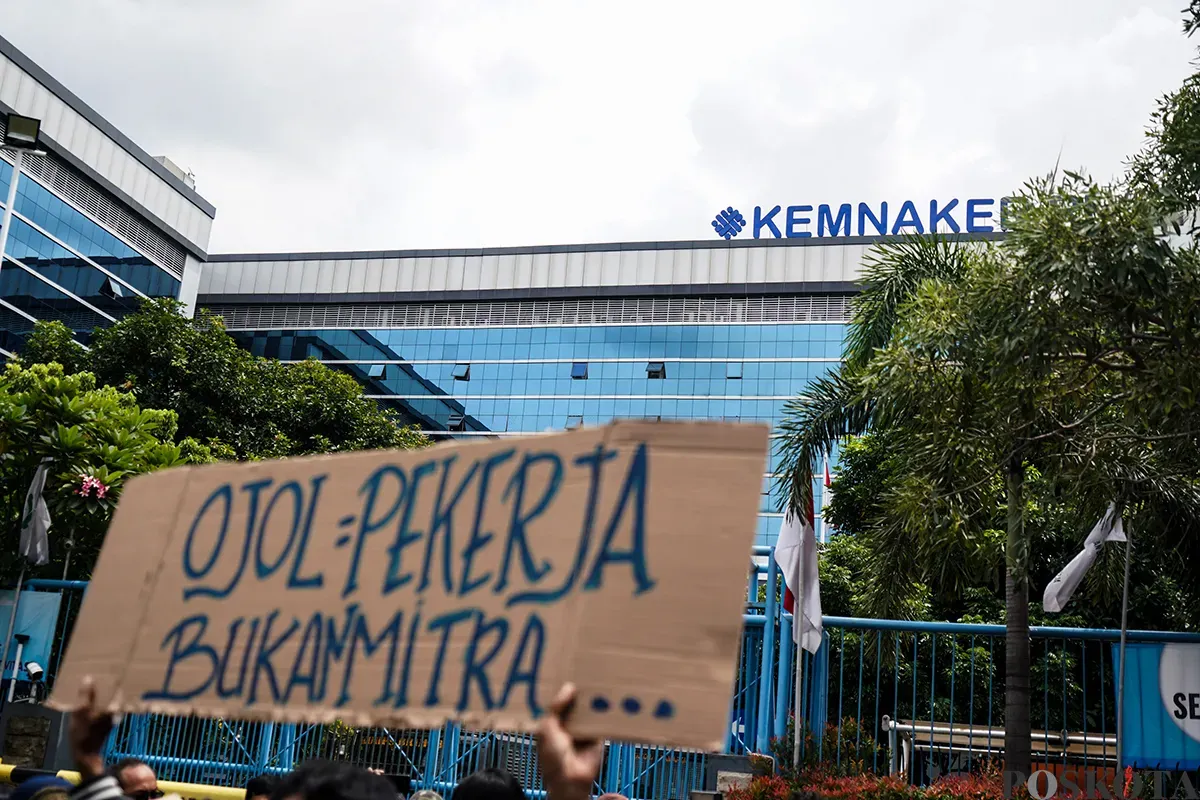 Sejumlah pengemudi ojek online (Ojol) yang tergabung dalam Serikat Pekerja Angkutan Indonesia (SPAI) menggelar aksi damai di depan Kantor Kementerian Ketenagakerjaan (Kemnaker), Jalam Gatot Subroto, Jakarta, Senin, 17 Januari 2025. (Sumber: Poskota/Bilal Nugraha Ginanjar)