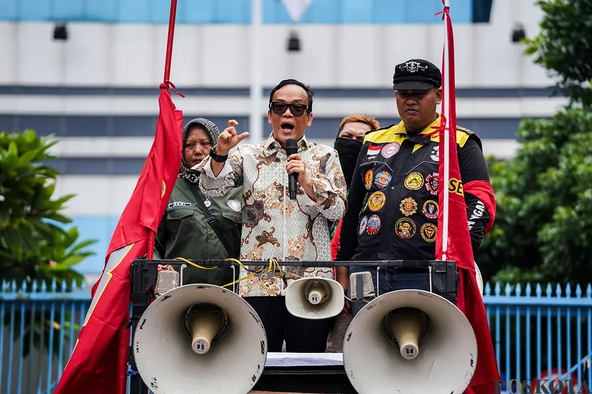 Sejumlah pengemudi ojek online (Ojol) yang tergabung dalam Serikat Pekerja Angkutan Indonesia (SPAI) menggelar aksi damai di depan Kantor Kementerian Ketenagakerjaan (Kemnaker), Jalam Gatot Subroto, Jakarta, Senin, 17 Januari 2025. (Sumber: Poskota/Bilal Nugraha Ginanjar)