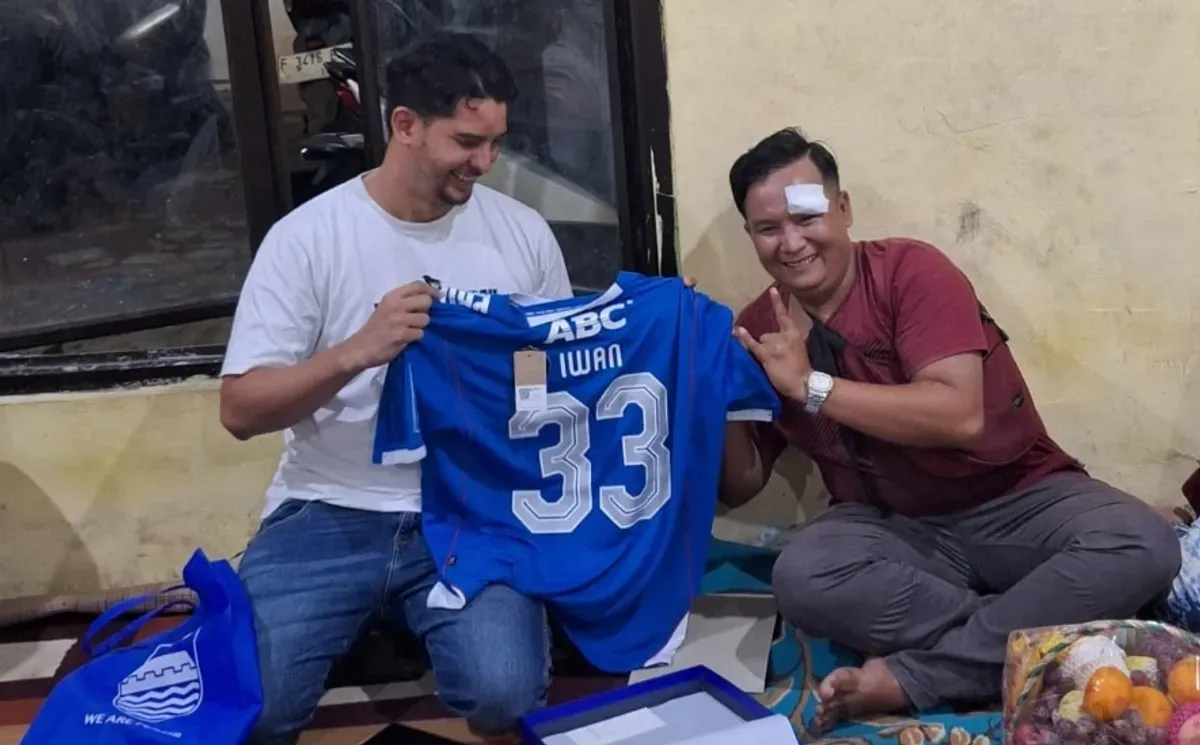 Ketua Umum Viking Persib Club Tobias Ginanjar bersama rombongan dari Bandung berkunjung ke rumah Iwan korban penganiayaan dan memberikan hadiah Jersey Persib. (Sumber: Instagram @TobiasGinanjar)