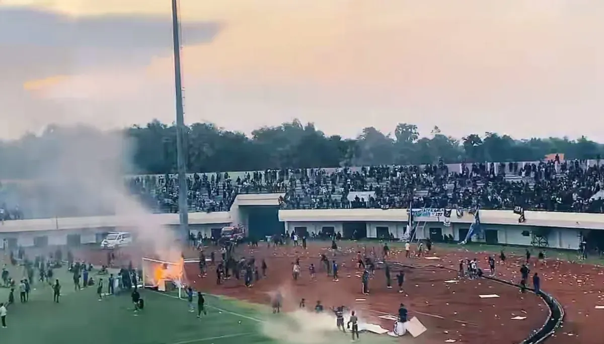 Suporter Persela buat kerusuhan saat timnya kalah lawan Persijap, laga ditunda dan pindah ke Sidoarjo. (Sumber: X/ antoTBL)