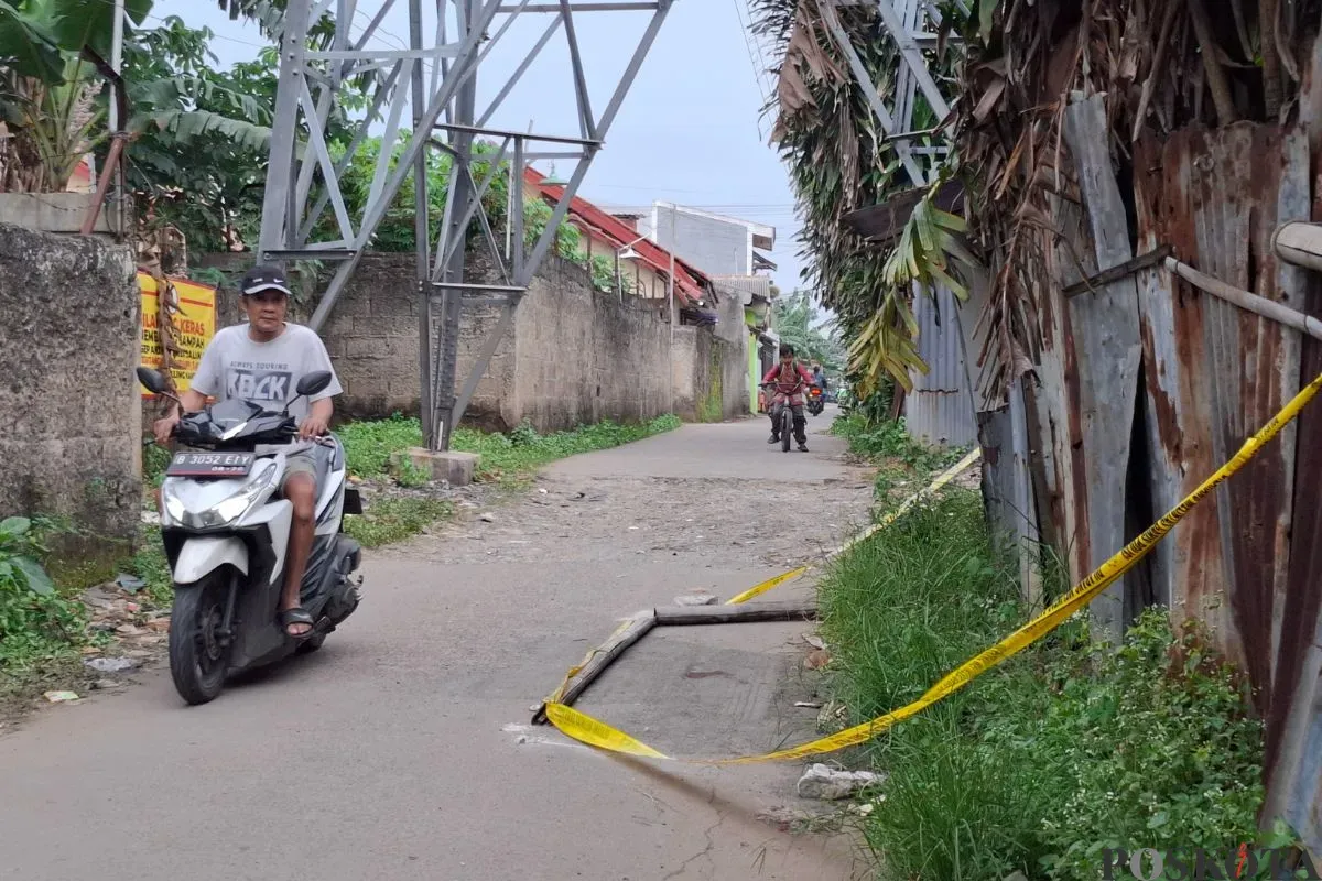 Lokasi penemuan mayat korban tanpa identitas di Jalan Kabel RT 5 RW 7, Kelurahan Kukusan, Kecamatan Beji, Kota Depok, Selasa, 18 Februari 2025. (Sumber: Poskota/Angga Pahlevi)