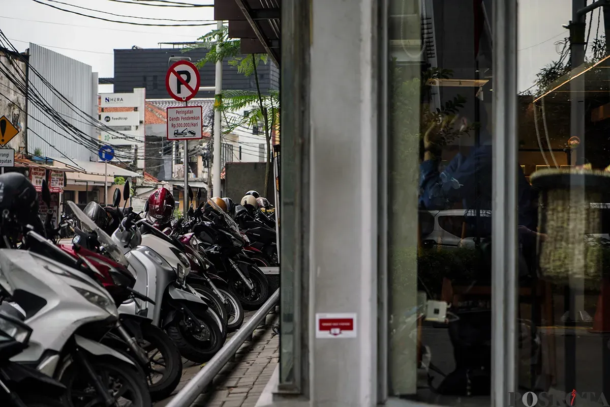 Sejumlah sepeda motor terlihat parkir sembarangan di area trotoar pejalan kaki dan bahu jalan di kawasan Jalan Blora, Jakarta, Selasa, 18 Februari 2025. (Sumber: Poskota/Bilal Nugraha Ginanjar)