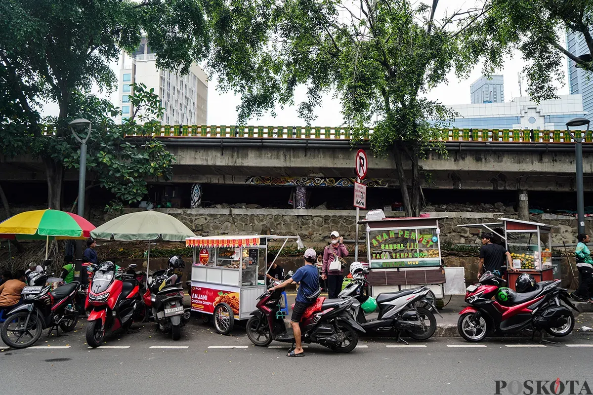 Sejumlah sepeda motor terlihat parkir sembarangan di area trotoar pejalan kaki dan bahu jalan di kawasan Jalan Blora, Jakarta, Selasa, 18 Februari 2025. (Sumber: Poskota/Bilal Nugraha Ginanjar)